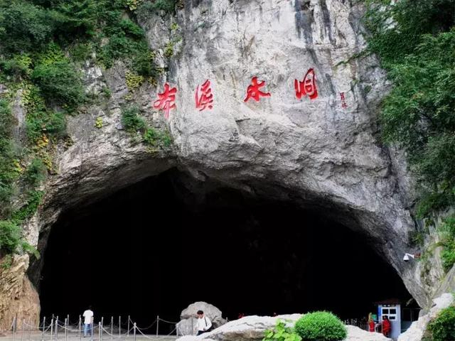 一个数十万年前形成的大型充水溶洞,是迄今世界上已发现的最长可乘船