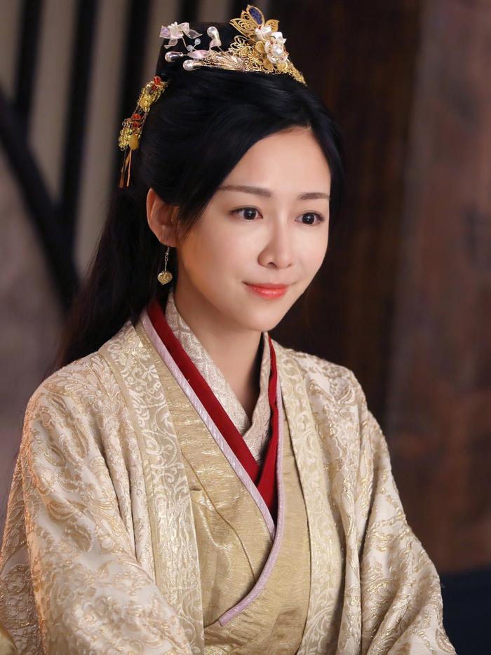 杨安琪还饰演过《三生三世十里桃花》中的小仙娥奈奈,也在《柠檬初上