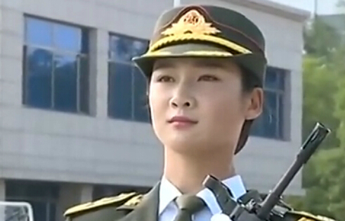 实拍仪仗女兵的礼仪装备,最后那张,手握钢枪气质非凡