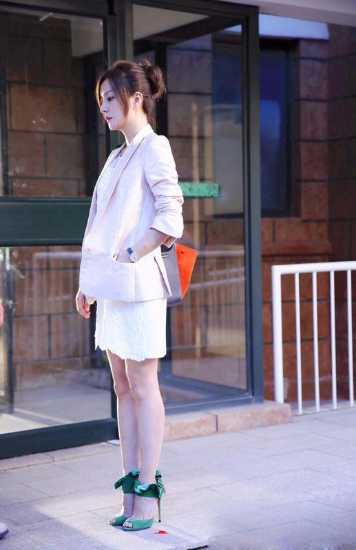 瘦了的赵薇,美到极致!看她这双"恨天高",就知道她多努力了!