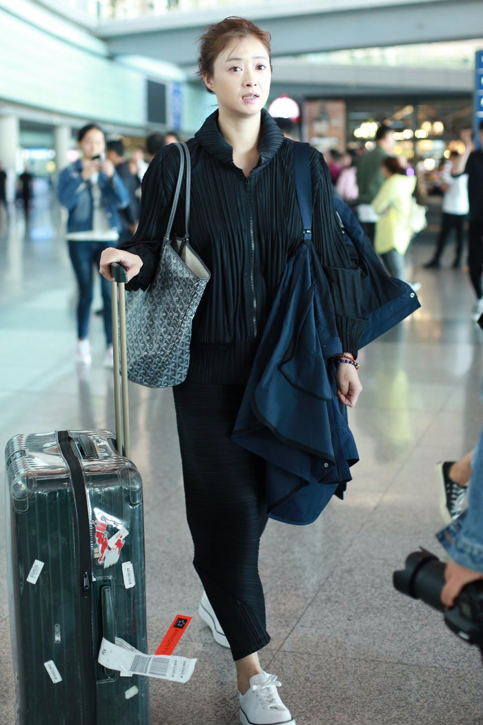 蒋欣穿黑色上衣搭配黑色吊裆裤现身机场,皮肤白皙笑容灿烂心情佳