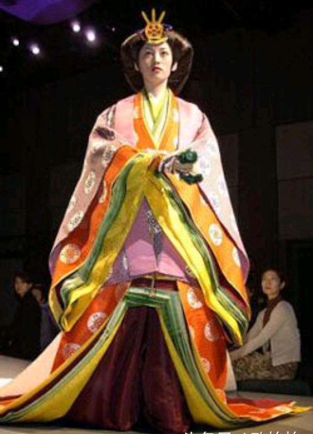 日本经典服饰【十二单衣】,像和服还是汉服?|平安|单衣|十二单|服饰|纹样_新浪新闻