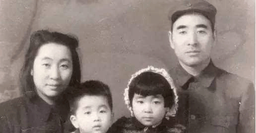 林彪和叶群的珍贵合影, 第三张是全家福, 最后一张令人唏嘘_新浪新闻