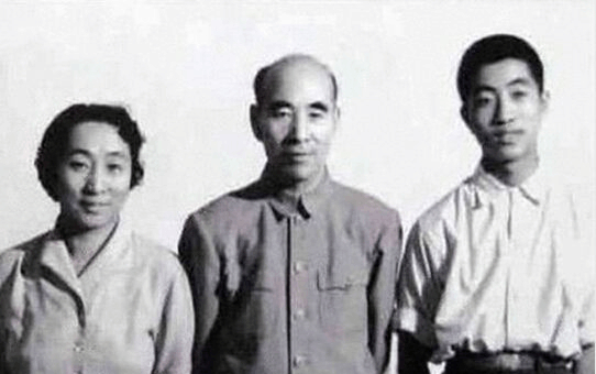 林彪和叶群的珍贵合影, 第三张是全家福, 最后一张令人唏嘘
