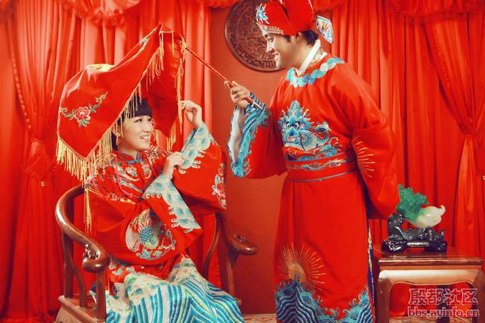 结婚时新娘为什么要盖红布头?没想到还有这么多讲究!_新浪新闻