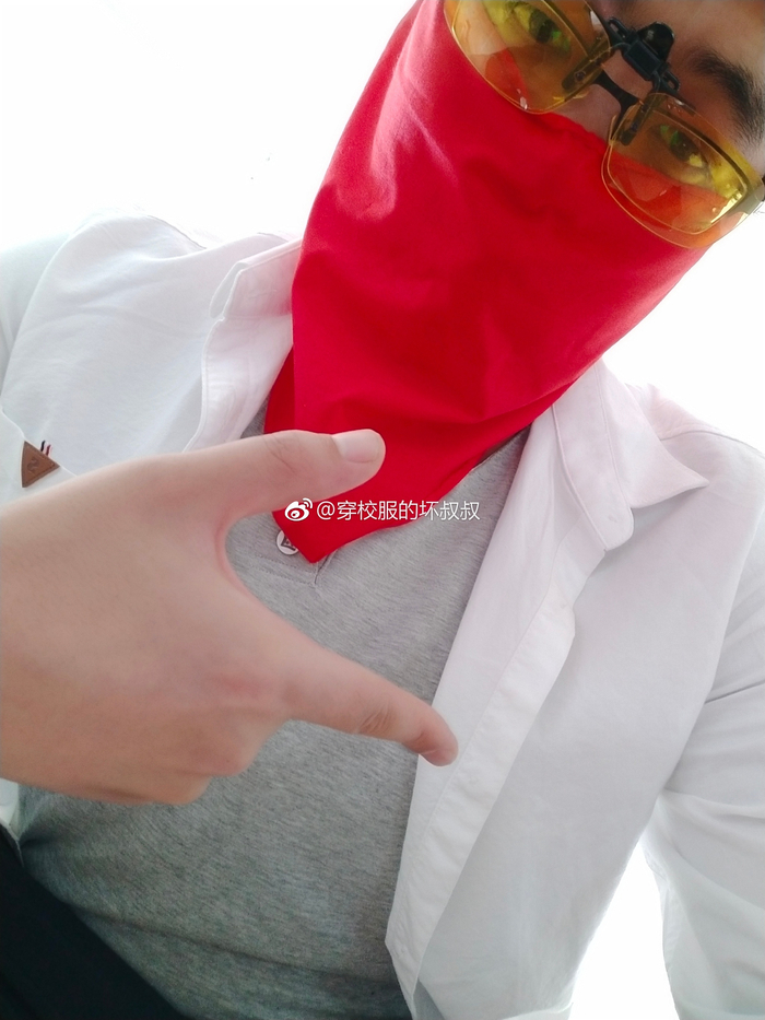 鄙人坏叔叔,外号“红领巾大叔”
