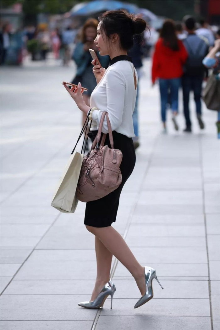街拍:上班路上拍到的知性俏丽性感翘臀美女,一身职业装干练精神|职业装|翘臀|知性_新浪新闻