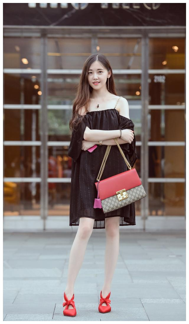 路人街拍,小姐姐身材窈窕,穿着彰显青春与活力,长相令人惊艳!