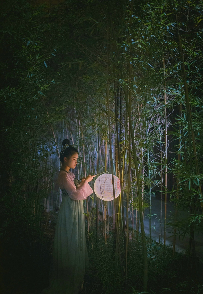 夜晚灯光中的古装汉服美女娇美可人写真集 @微相册