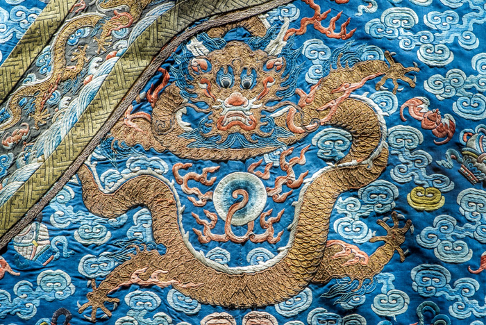 辽宁省博物馆藏· 清代石蓝缎地绣舞爪金龙袍|龙袍|礼服|衮服|吉服|皇帝_新浪新闻