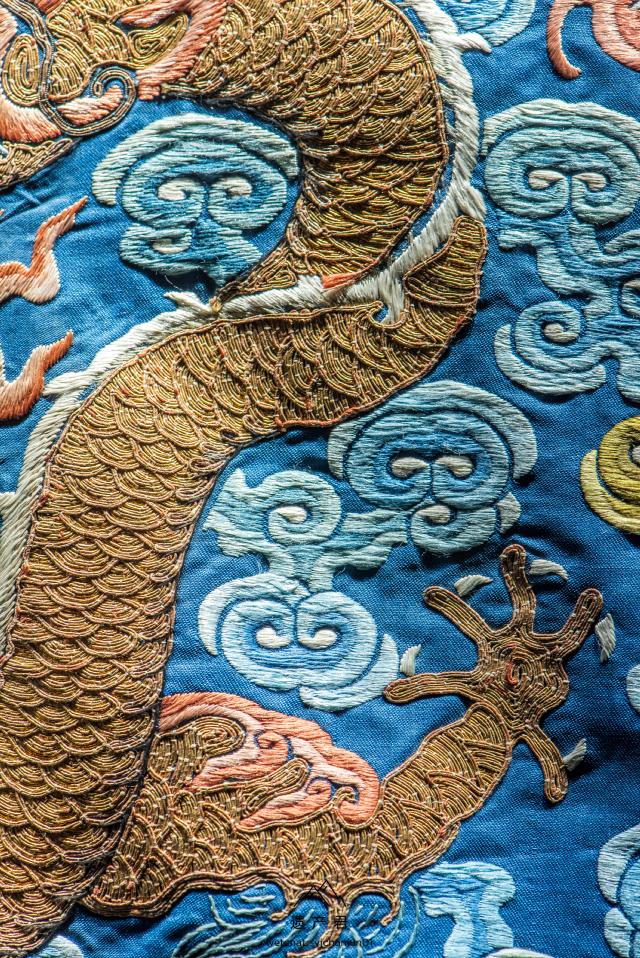 辽宁省博物馆藏· 清代石蓝缎地绣舞爪金龙袍|龙袍|礼服|衮服|吉服|皇帝_新浪新闻