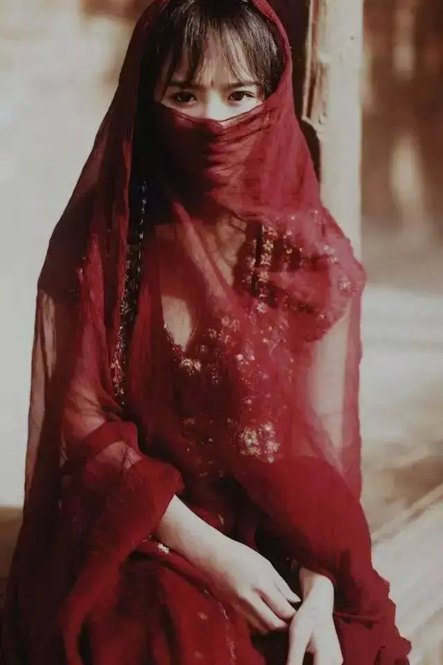 女星穿薄纱红衣古装,南笙似西域公主,刘诗诗美如仙女下凡!