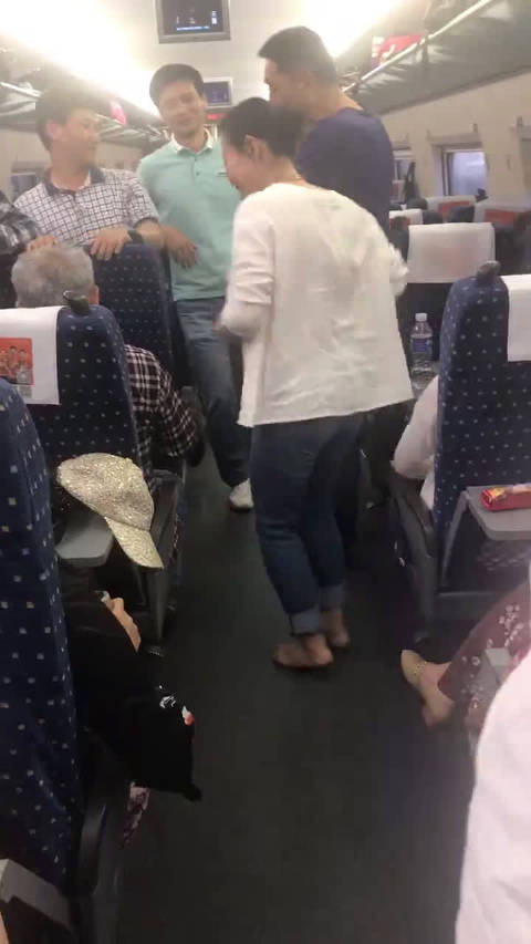 粉丝投稿北京西到宝鸡方向g673几个人高铁上打牌