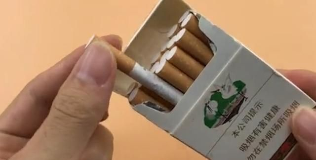 抽了20多年香烟才知道，用打火机在香烟底部烧一烧，真实用学学