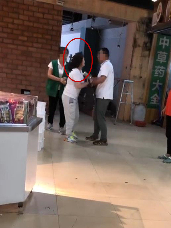 女子超市偷东西被抓