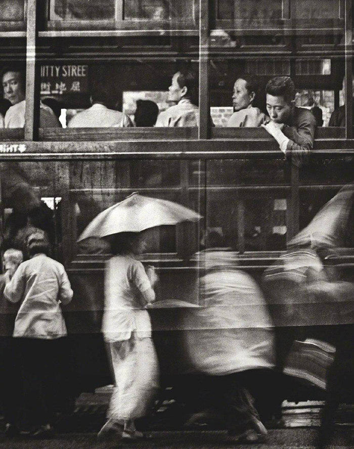 20世纪50年代和60年代的香港街头。摄影师何藩（Fan Ho，1933-2016）|何藩|摄影师|年代_新浪新闻