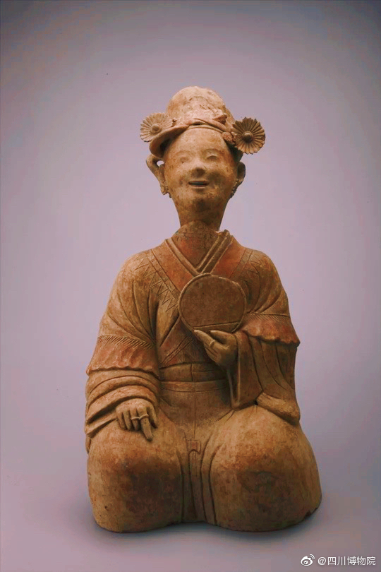东汉跪坐执镜陶俑1963年12月四川省郫县宋家林出土川博馆藏泥质