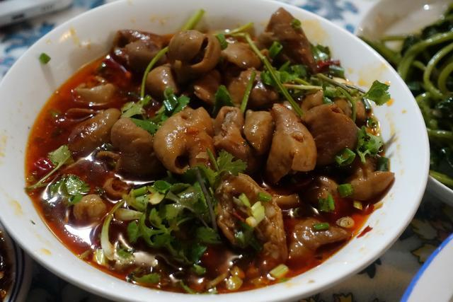来丰盛古镇尝尝豆花烧白肥肠老腊肉,再寻找那最正宗的巴渝老味道