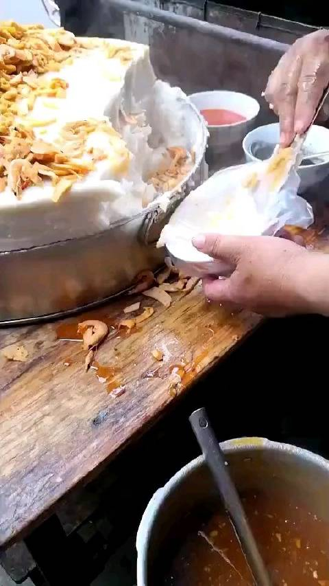 广东汕尾陆丰甲子镇的特色小吃虾粿底下类似千层糕