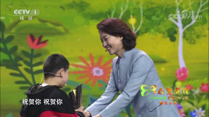 时隔4年国脸李修平再次亮相央视,穿着时尚举止优雅,还是那么美|李修平|新闻联播_新浪娱乐_新浪新闻