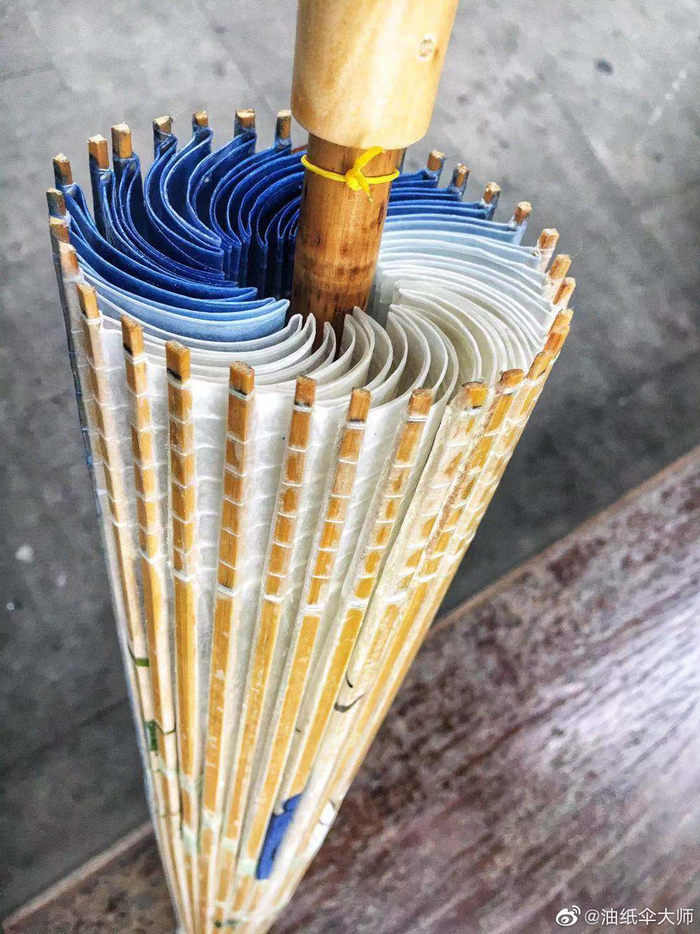 据相关记载,汉代后,人们采用较为廉价的涂上桐油的纸来制雨伞|桐油|油伞|雨伞