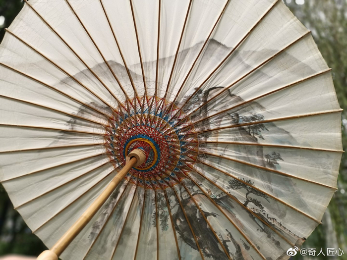 很多人不知到油纸伞能遮雨,其实油纸伞是中华民族传统的日用雨伞