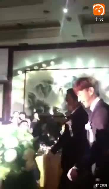 身价破亿的明星邓伦带保镖走进婚礼现场