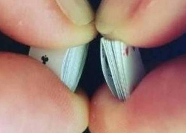 盘点世界上“最小”的世界纪录，最小的扑克牌比指甲还小