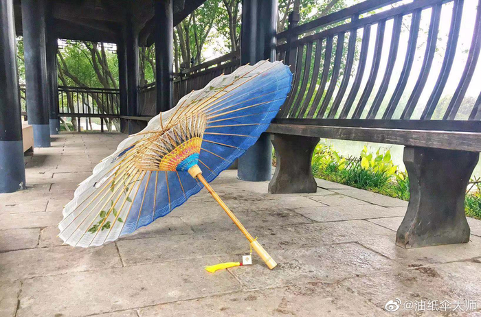 据相关记载,汉代后,人们采用较为廉价的涂上桐油的纸来制雨伞|桐油|油伞|雨伞