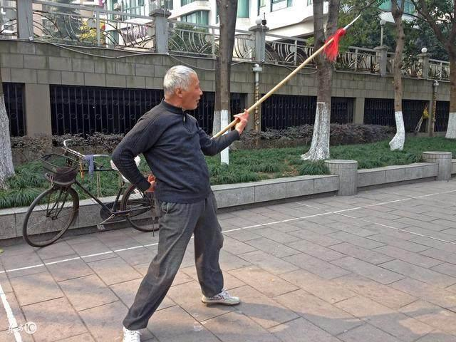 红缨枪上的“红缨”是作何用？不只为了装饰|红缨|红缨枪|武器_新浪新闻