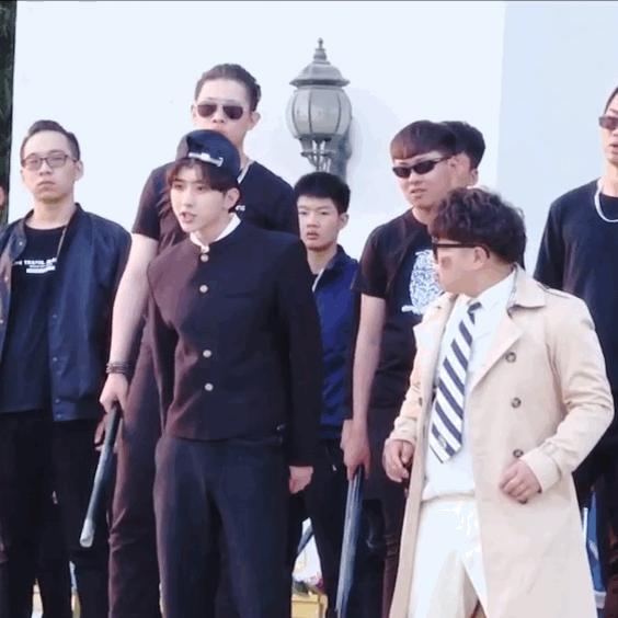 ikun拎着蔡徐坤 啊,哈哈哈哈哈哈,大早上被这些表情包笑醒,好可爱