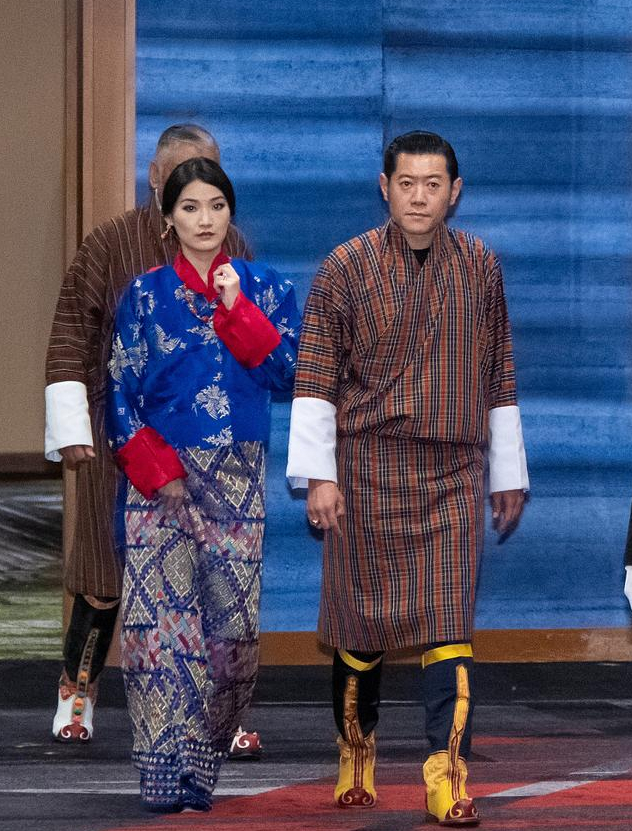 不丹国王夫妇合体!29岁王后穿蓝色传统服饰清新脱俗,美成焦点