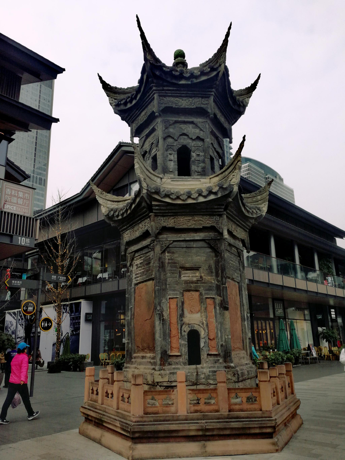 在成都太古里是时尚和古老捆绑一体的地方,古寺梵钟