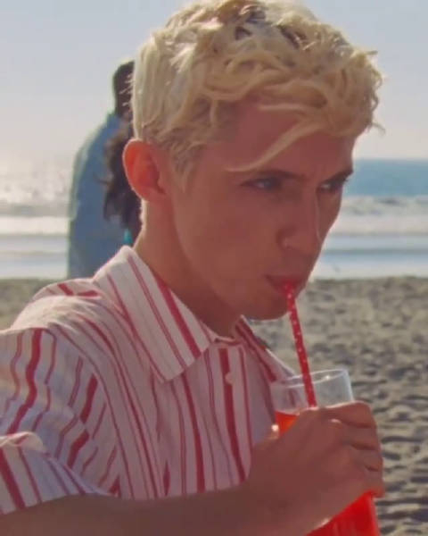 troye sivan宣布《lucky strike》官方mv将在明日(北京时间 !