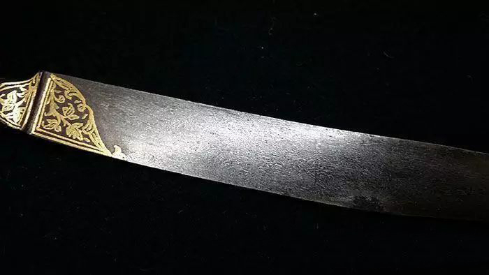 乌兹钢的华丽变身:揭秘古代大马士革刀锻造技术