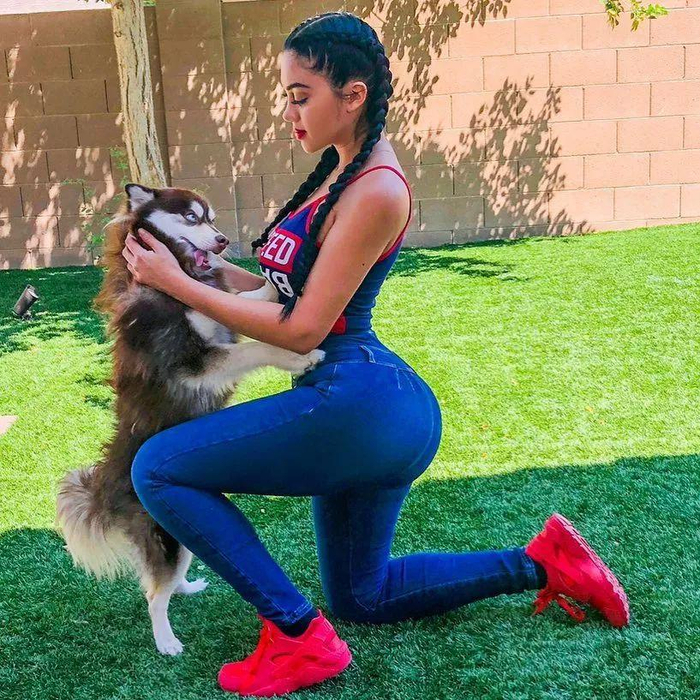 她喜欢亲近各种各样动物