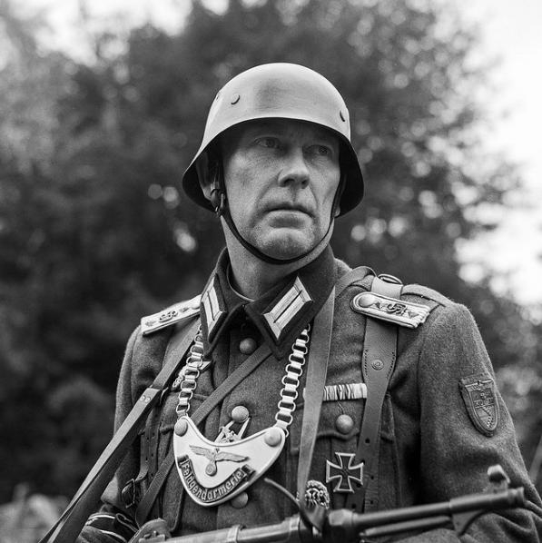 为什么有的德国兵脖子上会挂着一块半月形牌子?