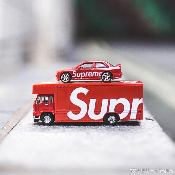 Supreme 本周发售的热门单品Supreme x Hot Wheels 模型车很多人的