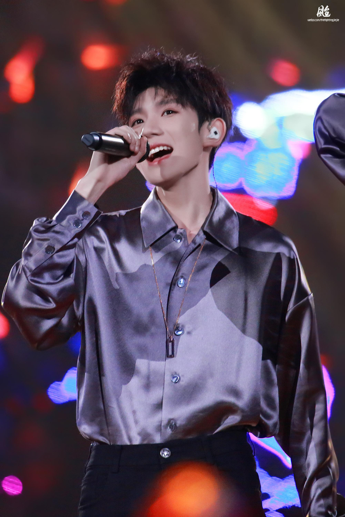 这个话题不能没有从小就被夸太平洋宽肩的@TFBOYS-王源 衬衫是检验宽