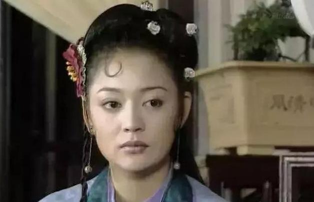 连奕名前妻陈实近照,37岁做总裁活得精彩,离婚后与女儿共成长