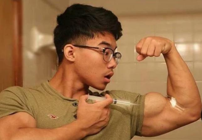 17岁小伙不听劝阻坚持健身，练出强壮肌肉，妈妈坦言：肌肉大没用