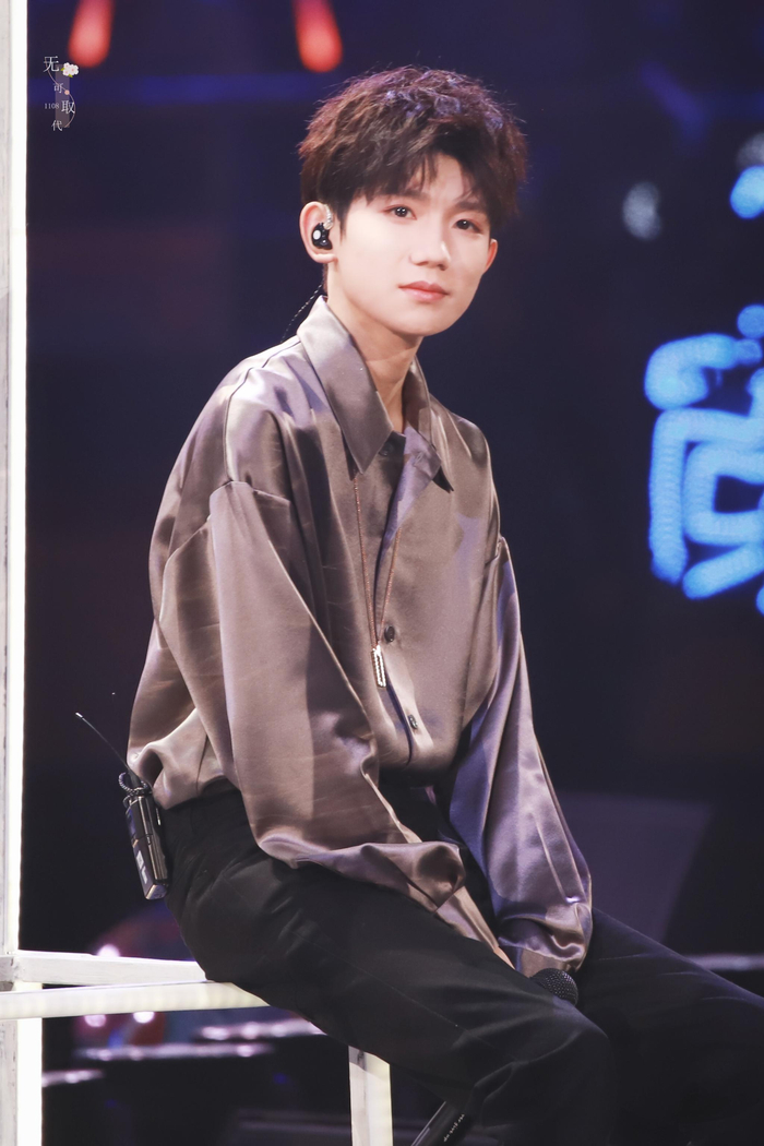 这个话题不能没有从小就被夸太平洋宽肩的@TFBOYS-王源 衬衫是检验宽