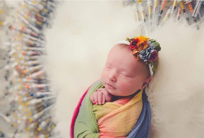 最美婴儿照，新生试管婴儿被1600多针管包围，背后故事感人