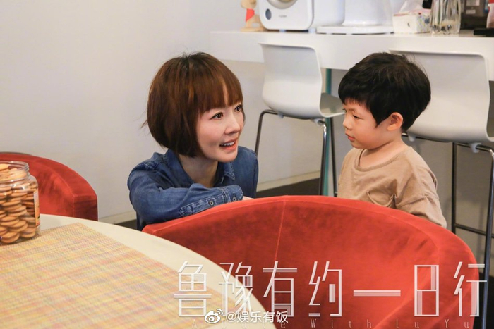 近日,魔术师刘谦携妻子与儿子接受专访
