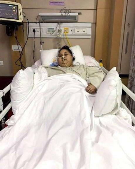 印度女子体重1000斤，25年未出家门，为去医院拆掉了一堵墙
