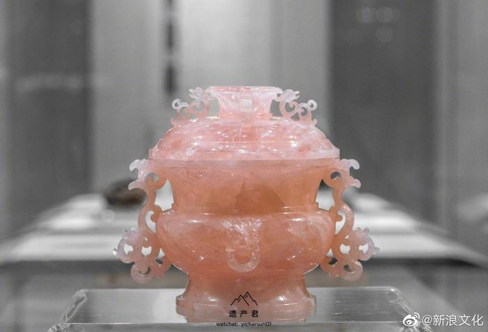 这件芙蓉石蟠螭耳盖炉现收藏于南京博物院，芙蓉石又称为粉晶