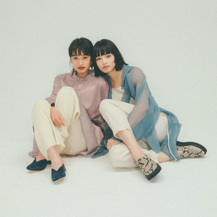小松菜奈 & 门胁麦 室内夏日闺蜜欢脱写真参考