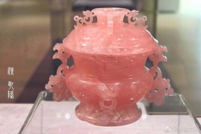 这件芙蓉石蟠螭耳盖炉现收藏于南京博物院，芙蓉石又称为粉晶