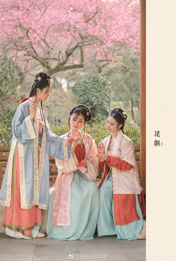 春到花朝染碧丛,枝梢剪彩袅东风