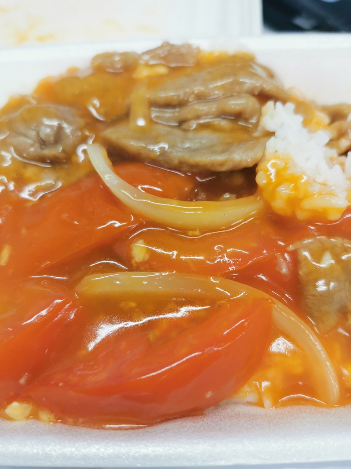 茶餐厅的鲜茄牛肉饭,最爱这一口了.送例汤,35元港币.